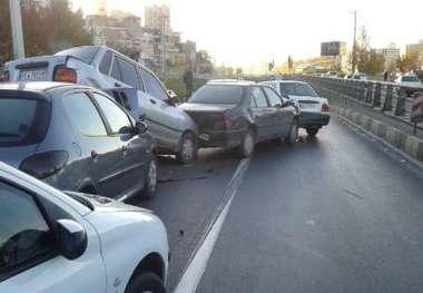 برخورد زنجیره ای 12 خودرو در بزرگراه آسیایی مشهد