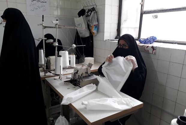 طلاب بسیجی مشهدی روزانه سه هزار لباس پزشکی تولید می‌کنند