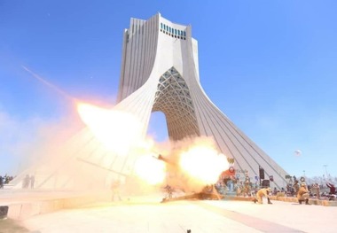 تصاویر/ مراسم شلیک توپ در میدان آزادی تهران در لحظه تحویل سال