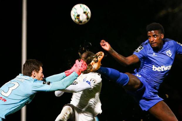 برخورد وحشتناک هم تیمی طارمی با دروازه بان حریف/ احتمال آسیب جدی به نخاع نانو + عکس و فیلم
