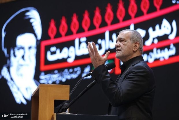پزشکیان: من با رهبر شهید وداع نکرده و نخواهم کرد؛ ایشان تا همیشه در ذهن و قلب من زنده است و زنده خواهد ماند/ امروز به برکت هدایت‌های رهبر شهید انقلاب پیام وحدت عزت استقلال و مقاومت میان همه ملت‌ها طنین‌انداز شده است