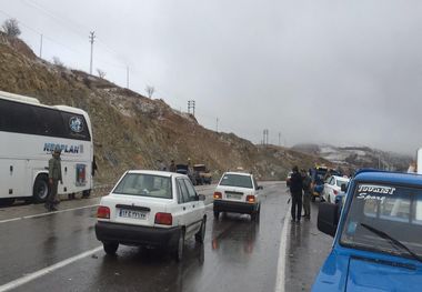 برخورد ۴۰ دستگاه خودرو، آزادراه قزوین - زنجان را همچنان مسدود کرده است