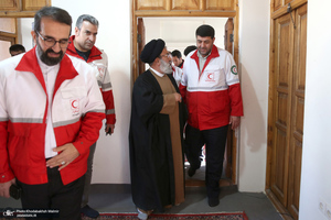 بازدید رئیس جمعیت هلال‌احمر  از بیت تاریخی حضرت امام در خمین