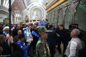 اقامه نمازسید حسن خمینی  بر پیکر شهید حیدری در حرم مطهر امام خمینی (س)