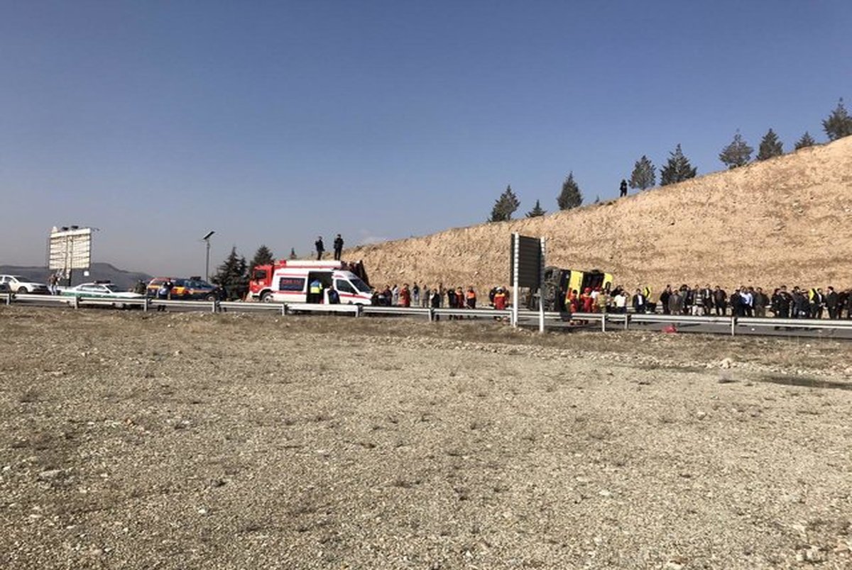 واژگونی اتوبوس شرکت واحد در اتوبان شهید بابایی