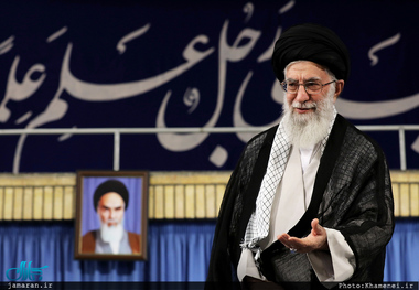 به احترام رهبری عزیز بایستیم