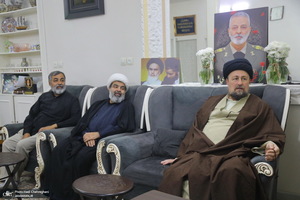 حضور آیت الله سید حسن خمینی در منزل پدر شهید موسوی