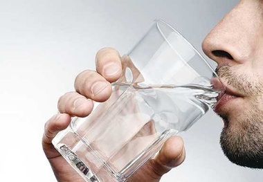 آیا نوشیدن آب پوست را آبرسانی می‌کند؟