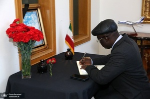 امضای دفتر یادبود شهید سلیمانی و جانباختگان سانحه هواپیمای خطوط اکراین در سفارت ایران در مسکو