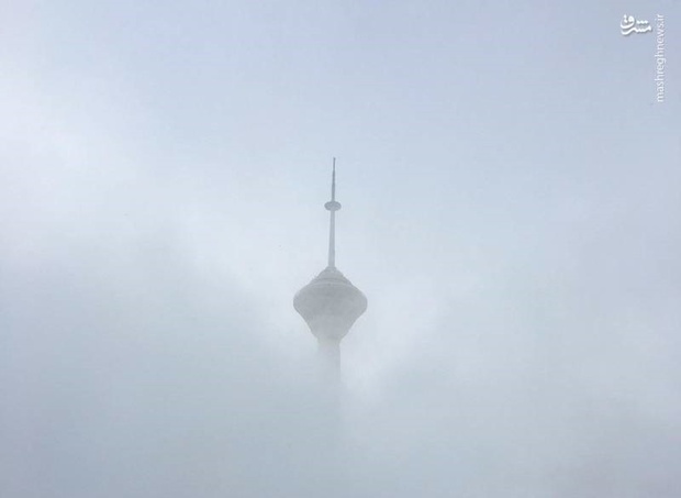 برج میلاد غرق در برف و مه + تصاویر