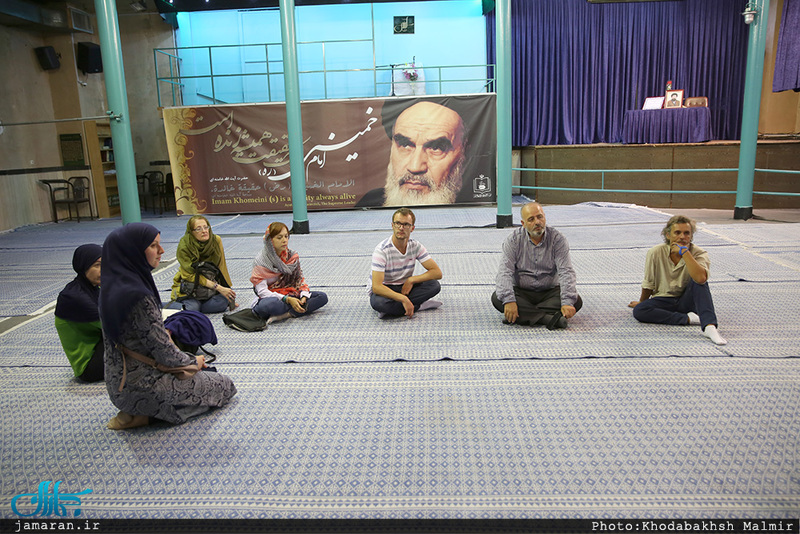 بازدید جمعی از شخصیتهای اجتماعی و فرهنگی کشورهای بوسنی و مقدونیه از بیت امام در جماران