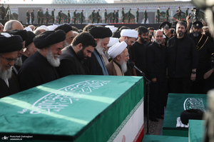 اقامه نماز بر پیکرهای مطهر رهبر شهید و خانواده ایشان به امامت آیت‌الله العظمی جوادی آملی