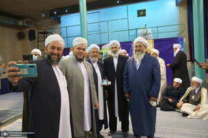 بازدید جمعی از امامان جمعه، روحانیون، علما، فضلا و مدرسین حوزه های علمیه اهل تسنن از جماران