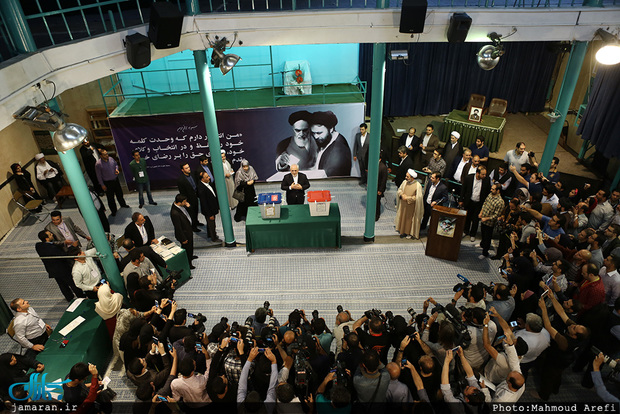محمدجواد ظریف رای خود را در حسینیه جماران به صندوق انداخت + تصاویر