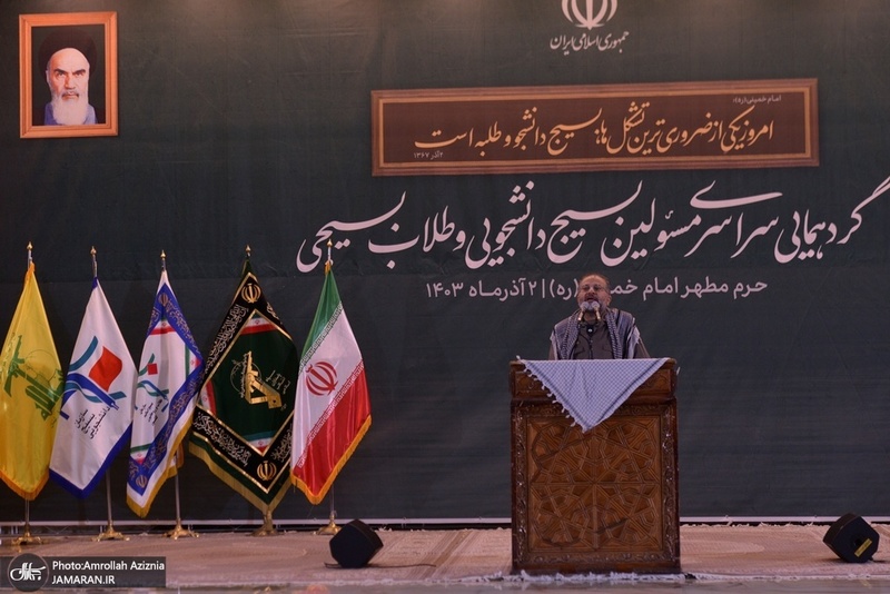 گردهمایی مسئولین بسیج دانشجویی و طلاب بسیجی در حرم امام با سخنرانی رئیس‌جمهور پزشکیان (38)