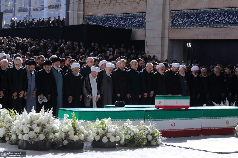 اقامه نماز بر پیکر مطهر رهبر شهید انقلاب و شهدای خانواده ایشان-3