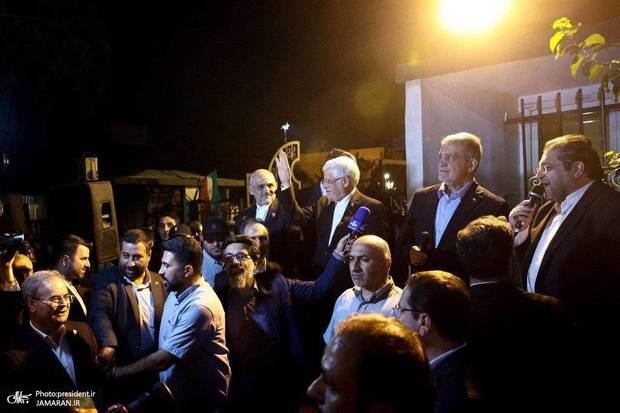 پزشکیان خطاب به مردمی که برای استقبال به فرودگاه رفته بودند: ما را شرمنده کردید، خود را لایق حضور شما نمی‌دانم، خدمتگزار شما هستم و از حضور شما ممنونم + فیلم