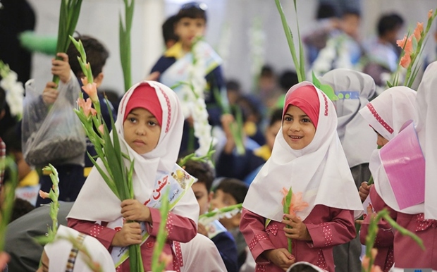 جشن شکوفه های دانش آموزی در حرم مطهر رضوی برگزار شد