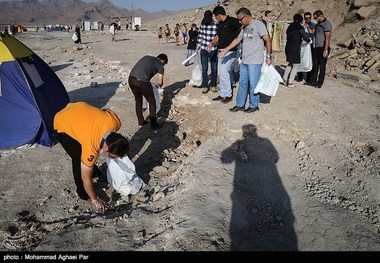 زباله‌های حاشیه سواحل دریاچه ارومیه در روز جهانی زمین پاک جمع‌آوری می‌شود