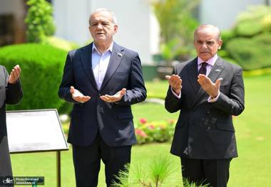 شهباز شریف در حضور پزشکیان چه شعری خواند؟ + فیلم