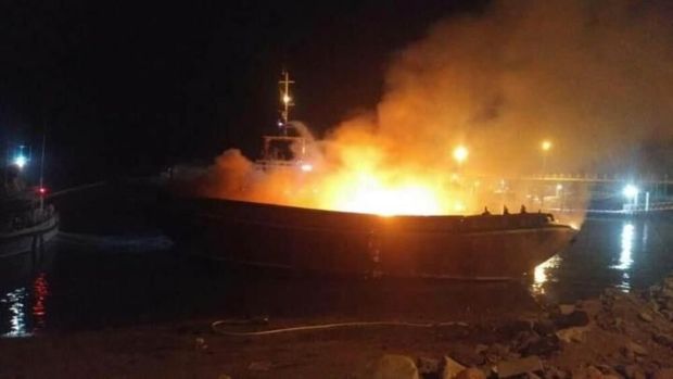 آتش سوزی لنج باری در بندرگاه جزیره هرمز مهار شد
