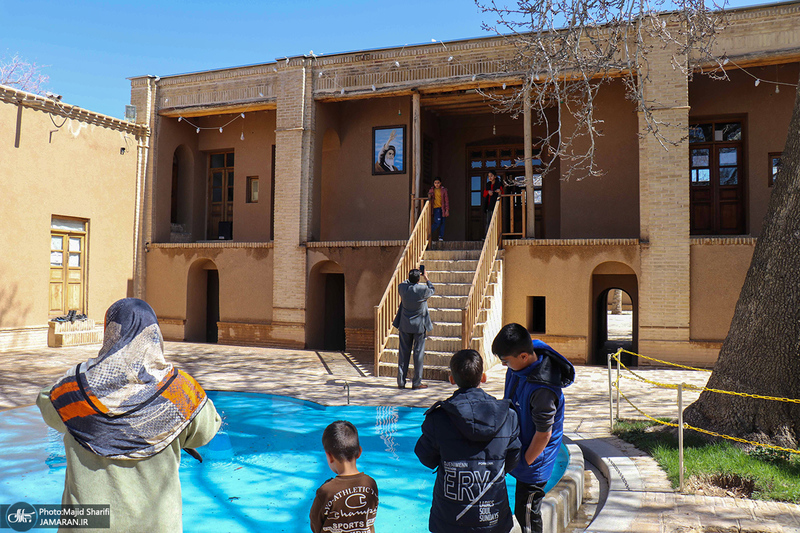 بازدید گردشگران نوروزی از بیت تاریخی حضرت امام در خمین