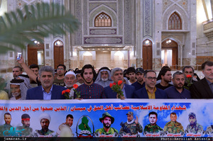 ادای احترام جمعی از خانواده های شهدای مقاومت اسلامی عراق نسبت به حضرت امام(س) 
