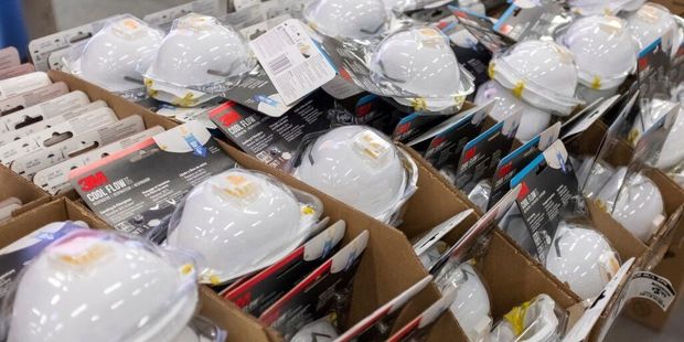وزارت صنعت ۷۰۰ هزار ماسک تحویل مازندران داد