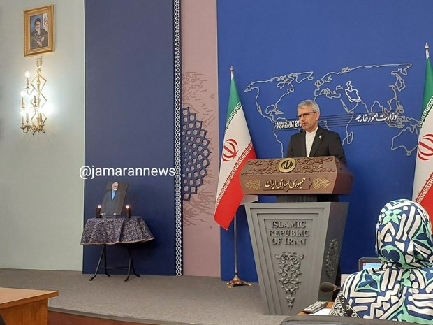 تصویر شهید کمال خرازی در نشست خبری سخنگوی وزارت خارجه