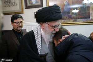 حضور رهبر معظم انقلاب اسلامی در منزل شهید حاج قاسم سلیمانی