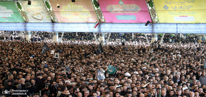 اقامه نماز رهبر معظم انقلاب بر پیکر رئیس جمهوری و یارانش