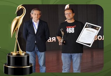 شبنم قربانی جایزه‌ «قمارباز» را به کودکان میناب تقدیم کرد

