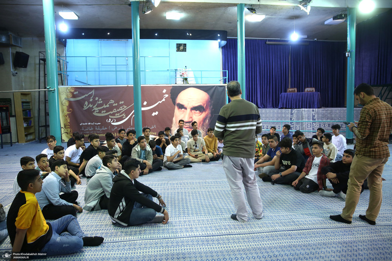 بازدید دانش آموزان از بیت امام خمینی (س) در جماران