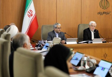 عارف: داوطلب تحریم نیستیم/ همواره در برابر تحریم‌ها توانستیم در چارچوب و راهبردهای مشخص حاکمیت حرکت کنیم/ بانک مرکزی اعلام کند چه عواملی برای نرخ‌های کاذب دلار که به نظر نمی‌رسد زمینه اقتصادی هم دارد تأثیرگذار است