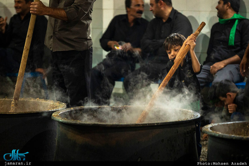 تهیه آش امام حسین(ع) در روستای رحمت‌آباد یزد