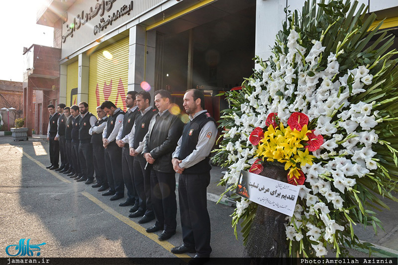 ادای احترام جمعی از پرسنل حرم امام خمینی به به شهدای آتش نشان 