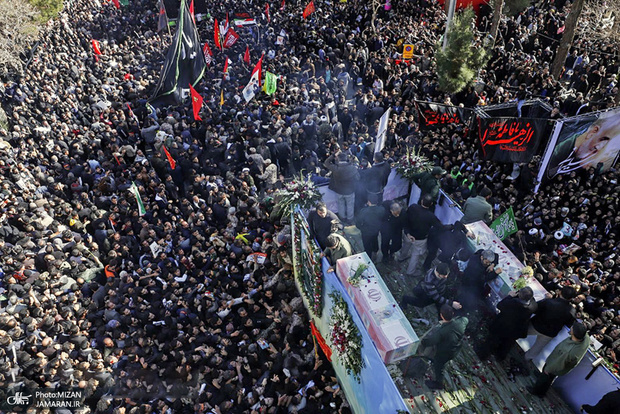 گزارش لحظه به لحظه از مراسم تشییع سردار شهید حاج قاسم سلیمانی در کرمان/ مراسم خاکسپاری سردار به تعویق افتاد