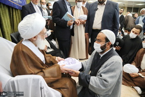 مراسم عمامه گذاری طلاب توسط آیت‌الله العظمی نوری همدانی و آیت الله فاضل لنکرانی در روز عید غدیر