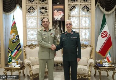 دیدار فرمانده ارتش پاکستان با رییس ستاد کل نیروهای مسلح ایران در تهران