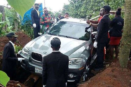 وقتی ماشین گرانقیمت تابوت یک پدر می شود! +عکس
