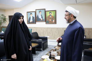 دیدار نرجس سلیمانی با دکتر علی کمساری ریاست موسسه تنظیم ونشرآثار امام خمینی (س)