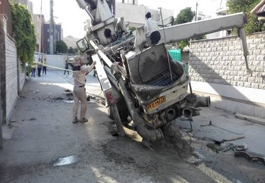 کامیون حمل بتن روی منزل مسکونی در شیراز واژگون شد