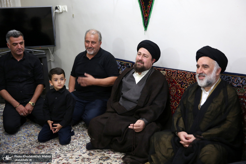 7T3A0436یادگار امام(ره) در ایام محرم و عزاداری امام حسین(ع) با حضور در منزل حجت‌الله کسری، ضمن عیادت از این مداح پیشکسوت، از وضعیت جسمانی وی اطلاع یافت.  حاج حجت‌الله کسری چند سالی است که در بستر بیماری به سر می‌برد.