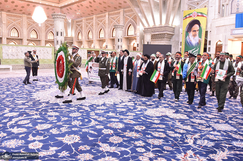 عطرافشانی حرم امام خمینی(س) توسط بسیجیان کاشانی