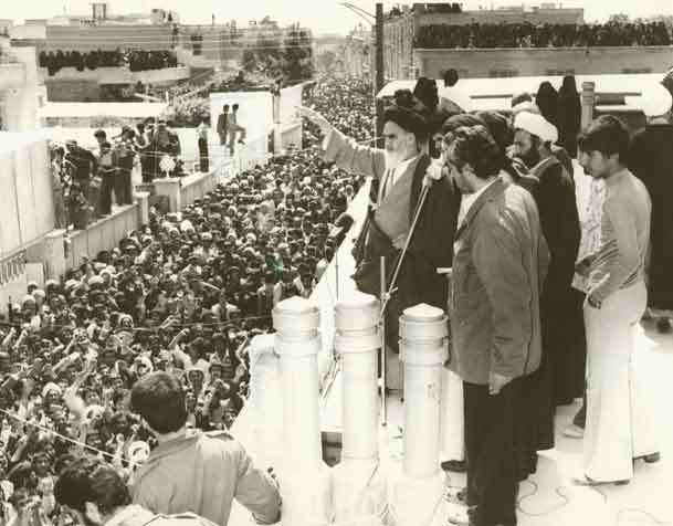 عکس منتشر نشده از بیعت مردم با امام خمینی در قم