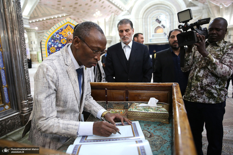 ادای احترام نخست وزیر بورکینافاسو و هیأت همراه نسبت به مقام شامخ بنیان‌گذار جمهوری اسلامی ایران