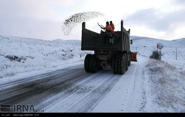 بازگشایی راه 40 روستای مسدود شده بر اثر برف در چالدران