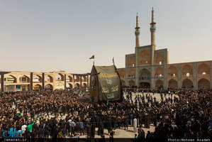 نخل برداری ظهر عاشورا در میدان امیر چخماق یزد