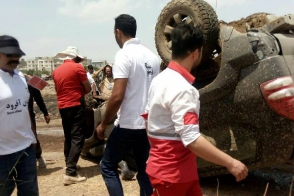 رهاسازی راننده خودروی پرادوی واژگون شده در مسابقات آفرود قزوین