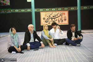 بازدید مهمانان خارجی شرکت کننده در مراسم وداع و تشییع رهبر شهید از حسینیه جماران